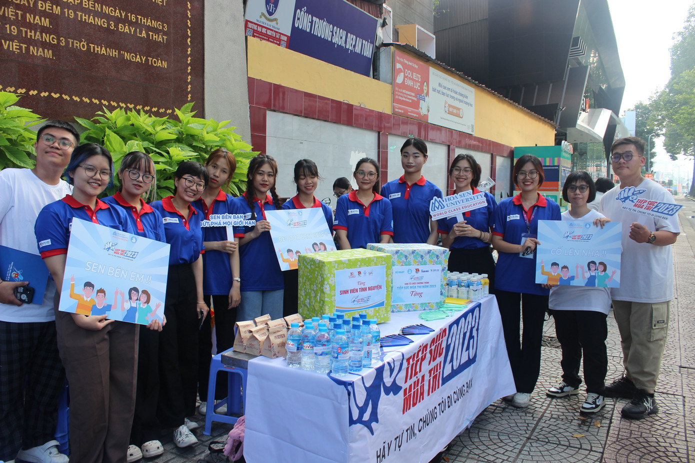 Đội hình Tiếp sức mùa thi tại điểm thi trường THPT Ten Lơ Man (quận 1). Đội hình Tiếp sức mùa thi tại điểm thi trường THPT Ten Lơ Man (quận 1).