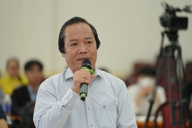 Thầy Nguyễn Đình Độ - Hiệu trưởng trường THPT Thành Nhân chia sẻ tại buổi tọa đàm. (Ảnh: Phạm Nguyễn)