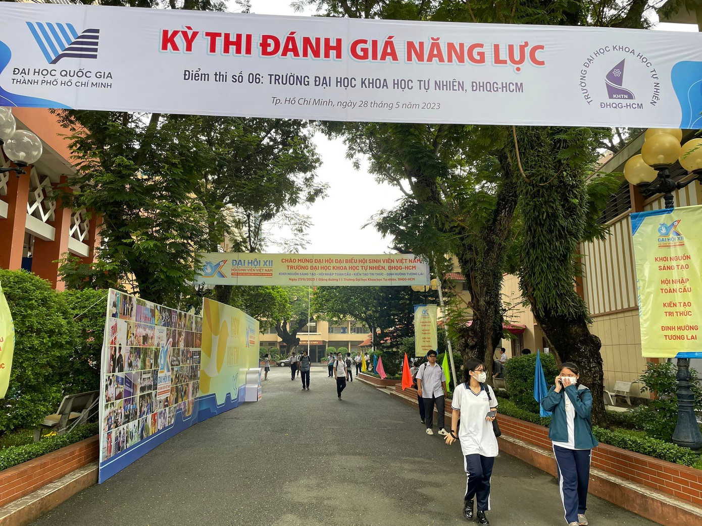 Thí sinh đầu tiên ra khỏi phòng thi tại cụm thi trường ĐH KHTN (ĐHQG TP. HCM). (Ảnh: ĐHQG TP. HCM)