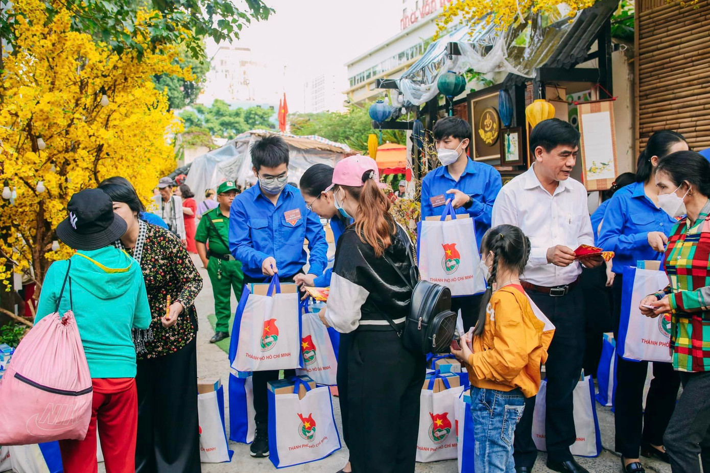 Người lao động nhận quà trước khi lên xe về đón Tết cùng gia đình.