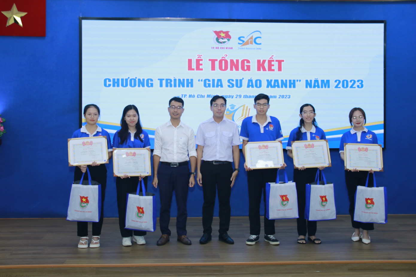 Sinh viên xuất sắc trong chương trình nhận Bằng khen của Hội Sinh viên TP. HCM. Sinh viên xuất sắc trong chương trình nhận Bằng khen của Hội Sinh viên TP. HCM.