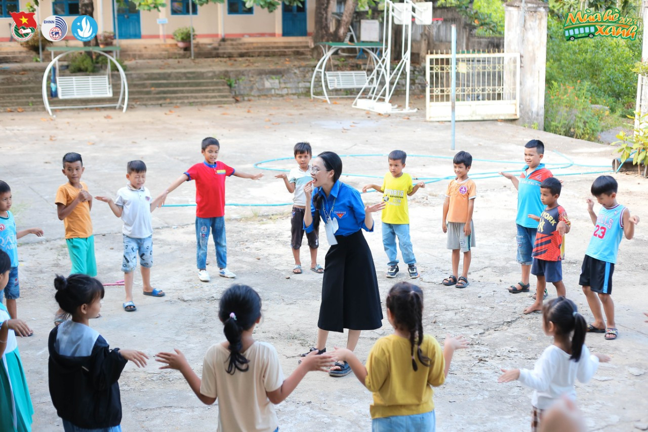 Buổi sáng, các em sẽ được ôn tập kiến thức những môn học cơ bản, còn buổi chiều là thời gian dành cho hoạt động sinh hoạt ngoại khóa. Buổi sáng, các em sẽ được ôn tập kiến thức những môn học cơ bản, còn buổi chiều là thời gian dành cho hoạt động sinh hoạt ngoại khóa.