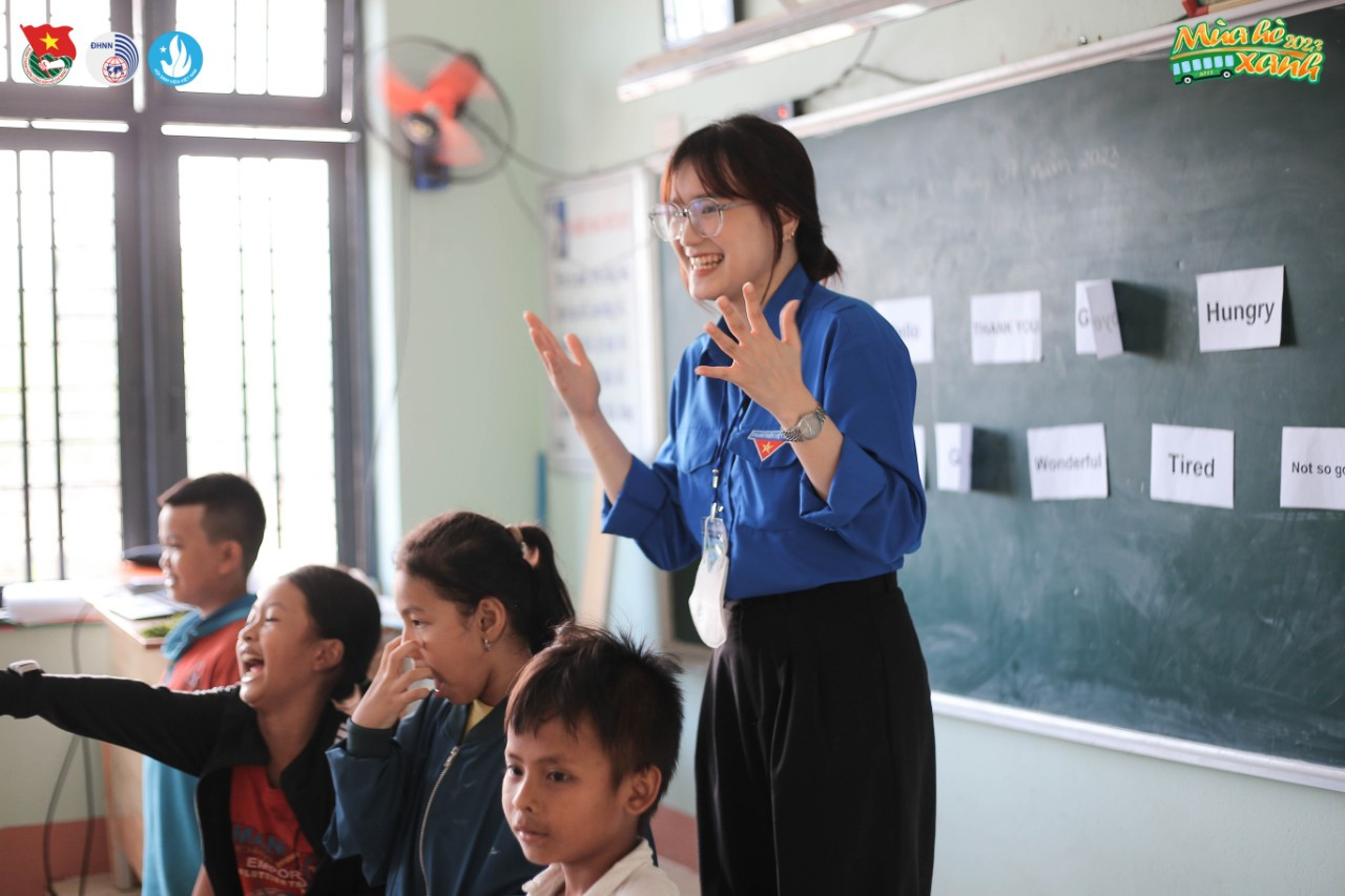 Được nhìn các em say mê học tập là động lực để các chiến sĩ quên đi khó khăn, hoàn thành thật tốt công việc. Được nhìn các em say mê học tập là động lực để các chiến sĩ quên đi khó khăn, hoàn thành thật tốt công việc.