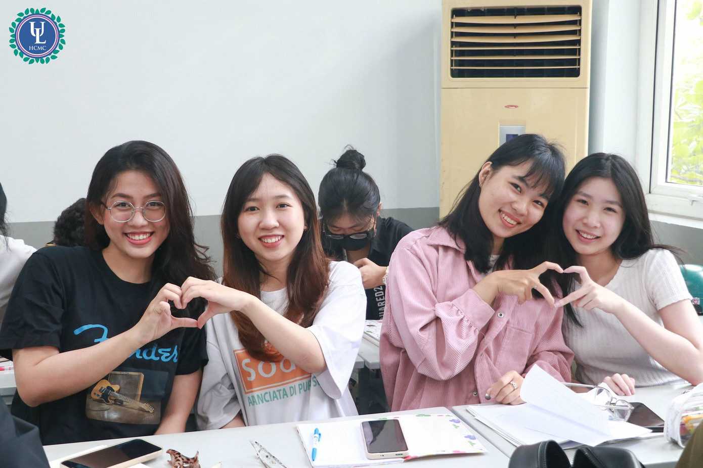 Sinh viên phấn khởi khi biết tin trường ĐH Luật TP. HCM thông báo giảm học phí năm 2023. (Ảnh: Trường ĐH Luật TP. HCM)