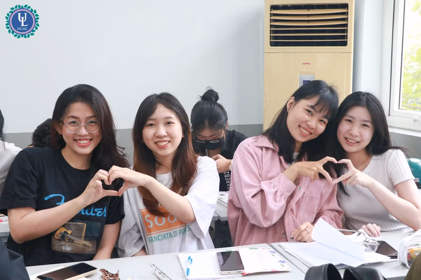 Sinh viên phấn khởi khi biết tin trường ĐH Luật TP. HCM thông báo giảm học phí năm 2023. (Ảnh: Trường ĐH Luật TP. HCM)