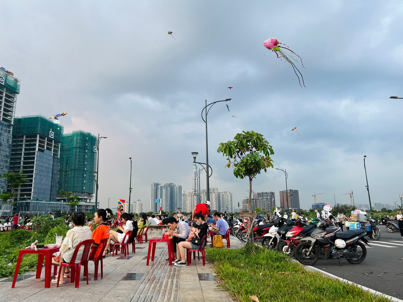 Vào những buổi chiều, người dân tập trung đông đúc tại chân cầu Thủ Thiêm để thả diều. (Ảnh: Khánh Linh)