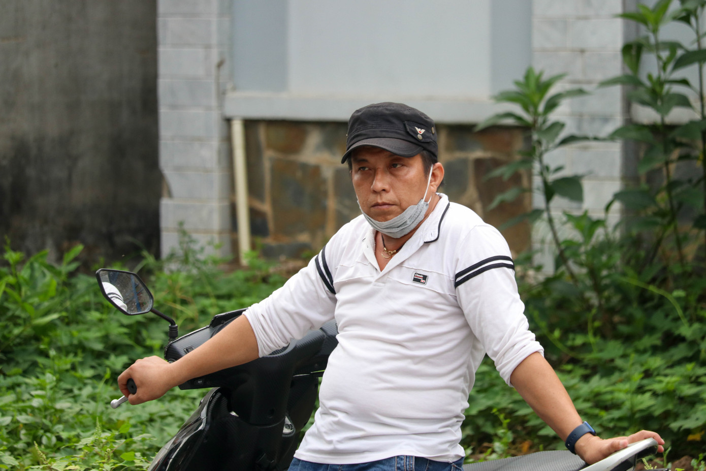 Phụ huynh Bùi Minh Thắng cho rằng nụ cười của các tình nguyện viên sẽ giúp các sĩ tử giảm bớt áp lực. Phụ huynh Bùi Minh Thắng cho rằng nụ cười của các tình nguyện viên sẽ giúp các sĩ tử giảm bớt áp lực.