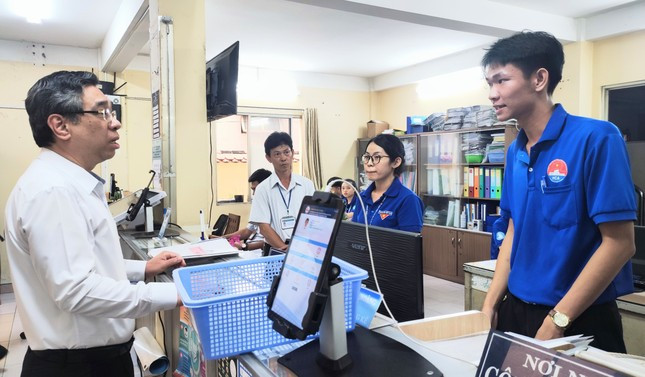 Trưởng Ban Tổ chức Thành uỷ TP. HCM Nguyễn Phước Lộc thăm hỏi các chiến sĩ đội hình "Tập sự phục vụ nhân dân" Học viện Cán bộ TP. HCM đang thực hiện nhiệm vụ tại UBND phường 13, quận 10. (Ảnh: Ngô Tùng) Trưởng Ban Tổ chức Thành uỷ TP. HCM Nguyễn Phước Lộc thăm hỏi các chiến sĩ đội hình "Tập sự phục vụ nhân dân" Học viện Cán bộ TP. HCM đang thực hiện nhiệm vụ tại UBND phường 13, quận 10. (Ảnh: Ngô Tùng)