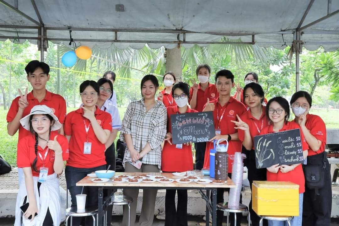 Các bạn sinh viên tham gia các hoạt động giao lưu văn hóa tại ngày hội. (Ảnh: UEL)