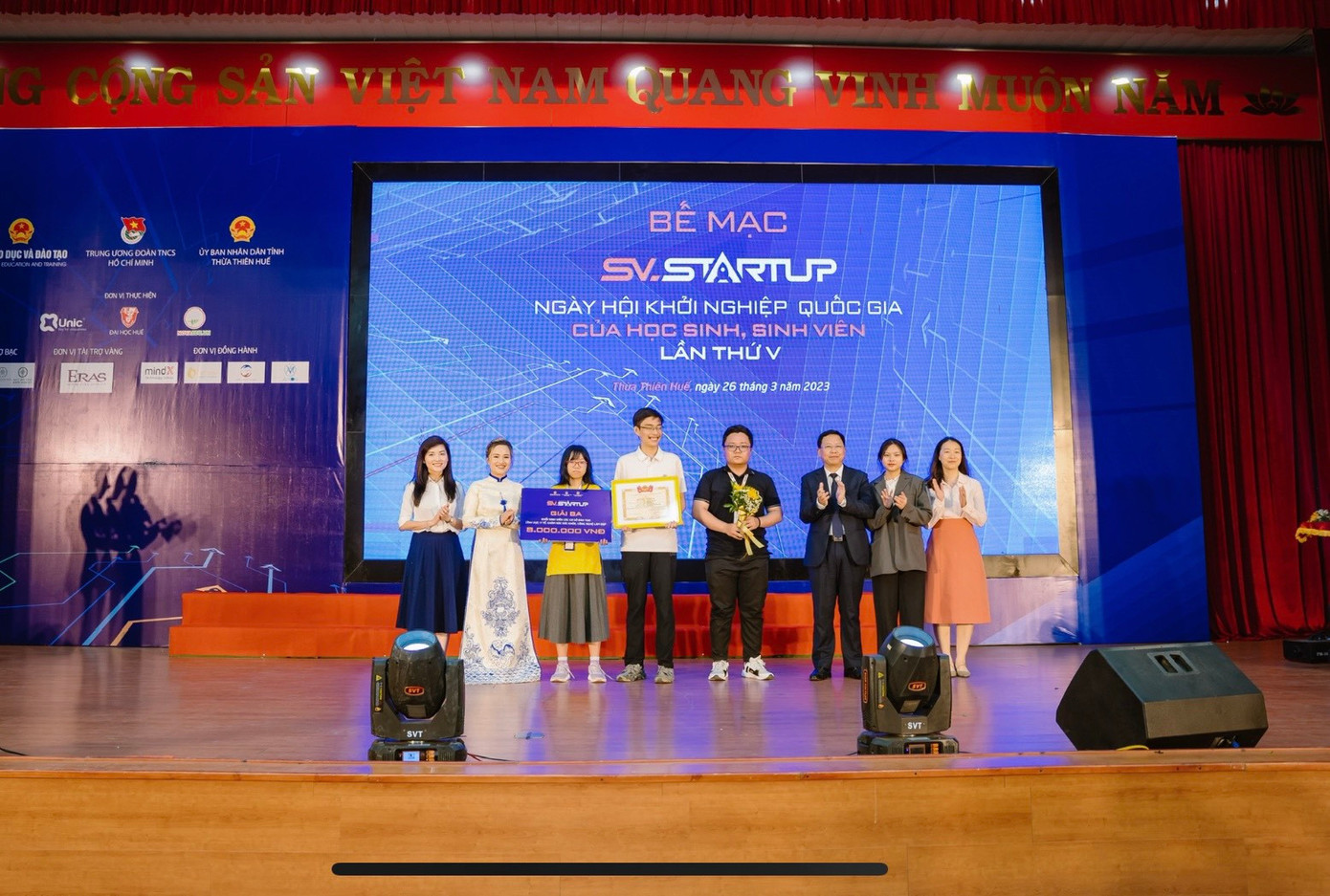 MOH lên nhận giải tại cuộc thi “Ngày hội khởi nghiệp quốc gia của học sinh, sinh viên lần thứ V”. MOH lên nhận giải tại cuộc thi “Ngày hội khởi nghiệp quốc gia của học sinh, sinh viên lần thứ V”.