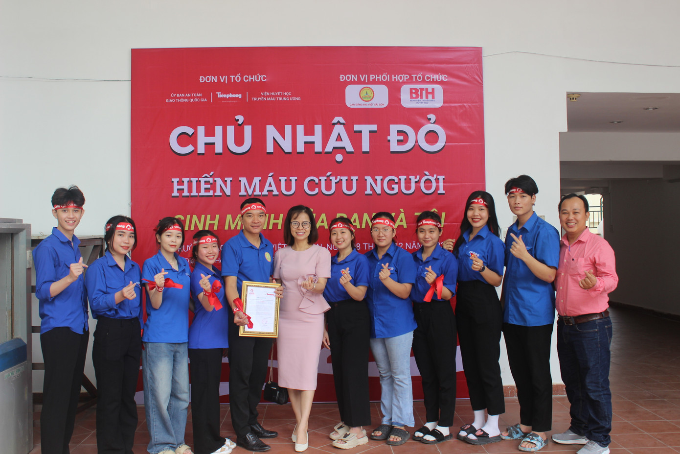 Trước đó, ngày 3/12/2023, tại Trường Đại học Văn Hiến (TPHCM) đã diễn ra Lễ phát động chương trình Chủ nhật Đỏ lần thứ XVI năm 2024.