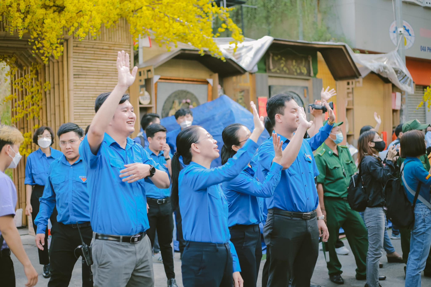 Lãnh đạo Thành Đoàn TP. HCM tiễn người lao động về quê đón Tết cùng gia đình.