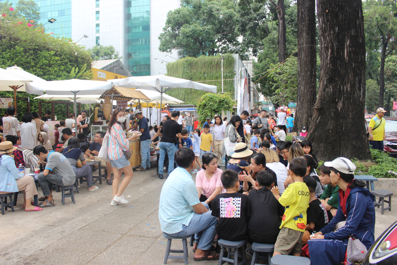 Không gian bên ngoài trước cửa chính Nhà Văn hóa Thanh niên thu hút rất đông thực khách.