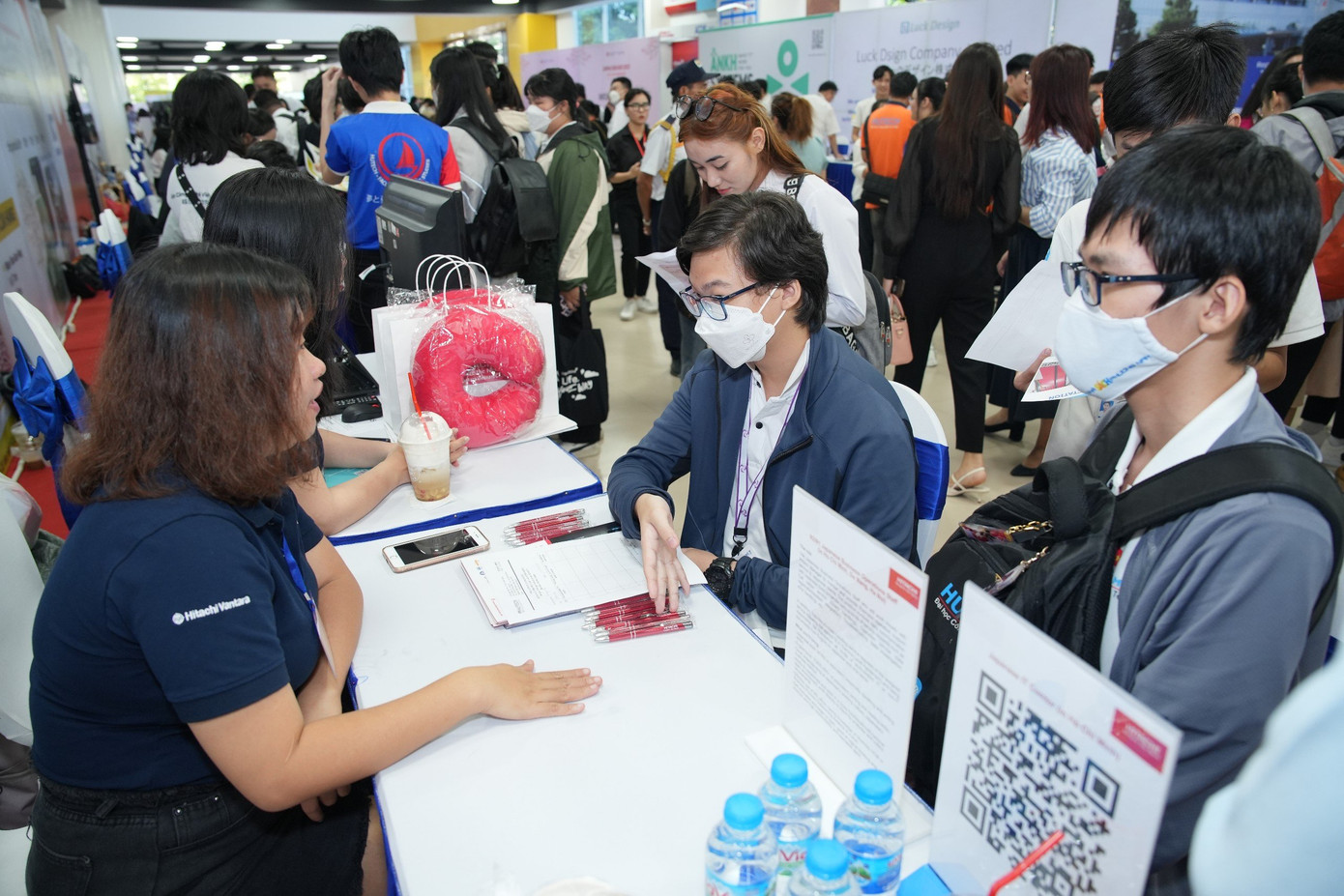 Rất đông các bạn sinh viên đến tham gia Ngày hội nhằm tìm kiếm cơ hội việc làm.