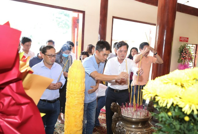 Trong khuôn khổ chuyến trao học bổng tại tỉnh Bình Phước, đoàn công tác báo Tiền Phong - EVNSPC đã đến dâng hoa, dâng hương Đền tưởng niệm tại Bộ Chỉ huy Quân giải phóng miền Nam Việt Nam (còn gọi là Bộ Chỉ huy Miền hay Căn cứ Tà Thiết, thuộc huyện Lộc Ninh). Trong khuôn khổ chuyến trao học bổng tại tỉnh Bình Phước, đoàn công tác báo Tiền Phong - EVNSPC đã đến dâng hoa, dâng hương Đền tưởng niệm tại Bộ Chỉ huy Quân giải phóng miền Nam Việt Nam (còn gọi là Bộ Chỉ huy Miền hay Căn cứ Tà Thiết, thuộc huyện Lộc Ninh).