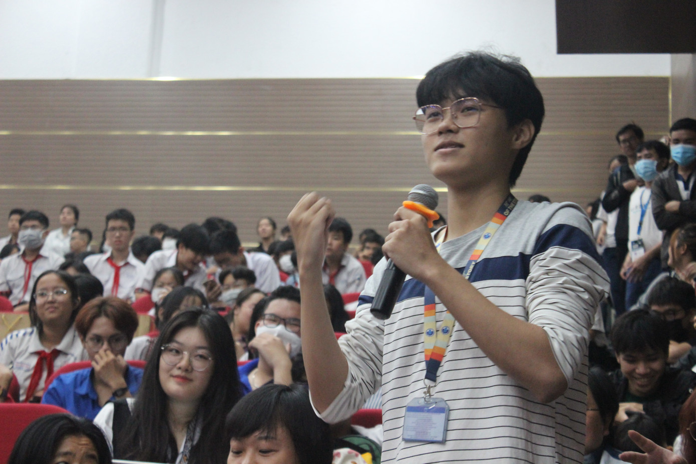 Một bạn sinh viên Trường ĐH Quốc tế (ĐHQG TPHCM) đặt câu hỏi với hai diễn giả của NASA.