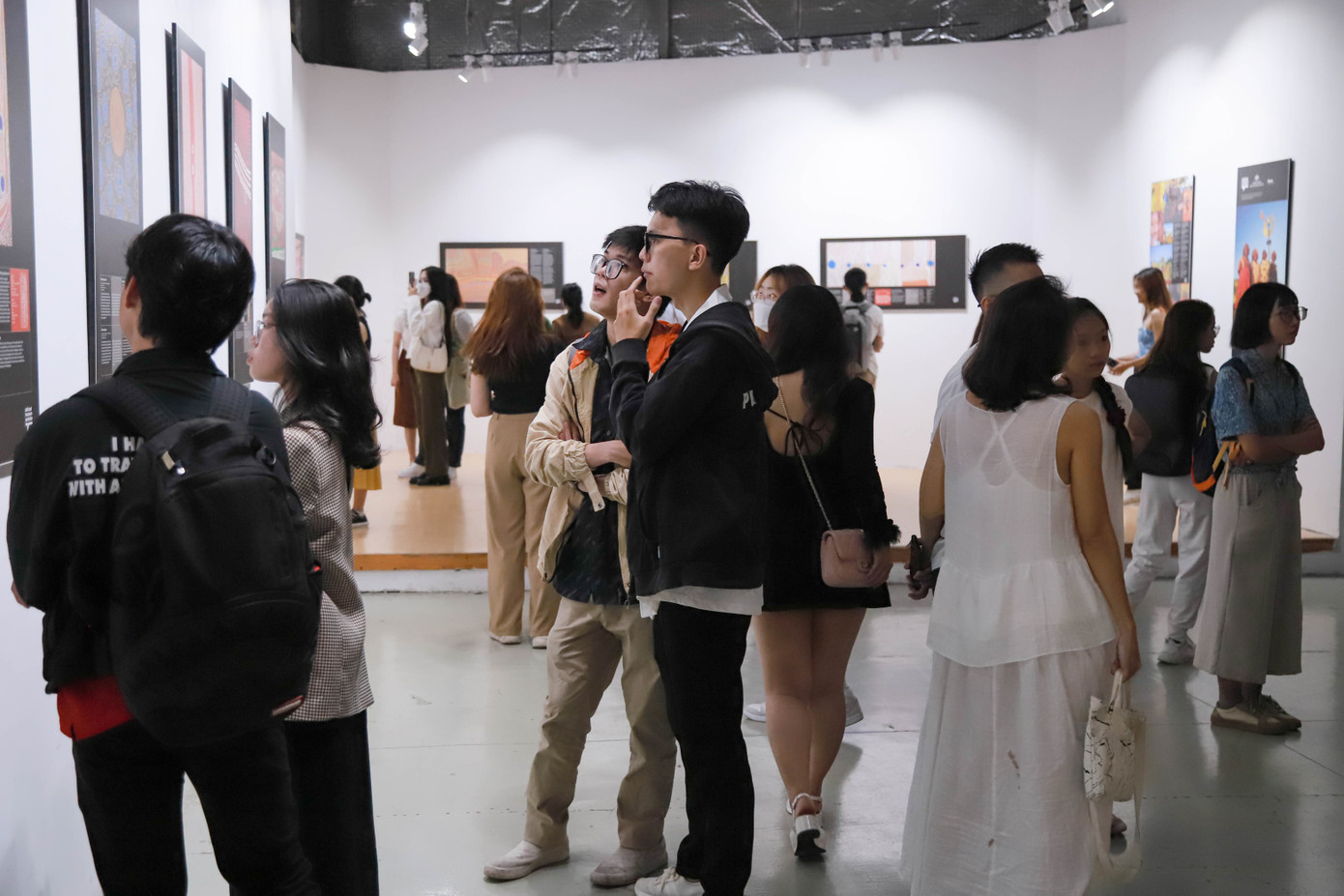 Triển lãm thu hút đông đảo các bạn trẻ đến tham quan.