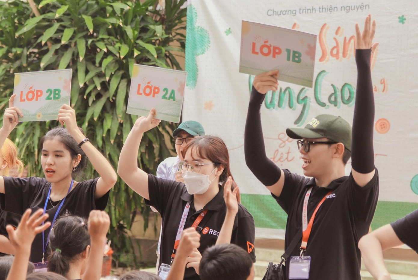 Chương trình thiện nguyện 'Thắp sáng vùng cao' tại điểm trường La Ngâu. (Ảnh: CLB Truyền thông REC).