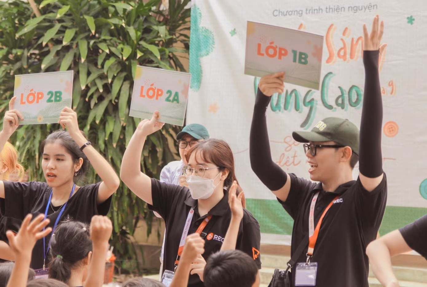 Chương trình thiện nguyện 'Thắp sáng vùng cao' tại điểm trường La Ngâu. (Ảnh: CLB Truyền thông REC).