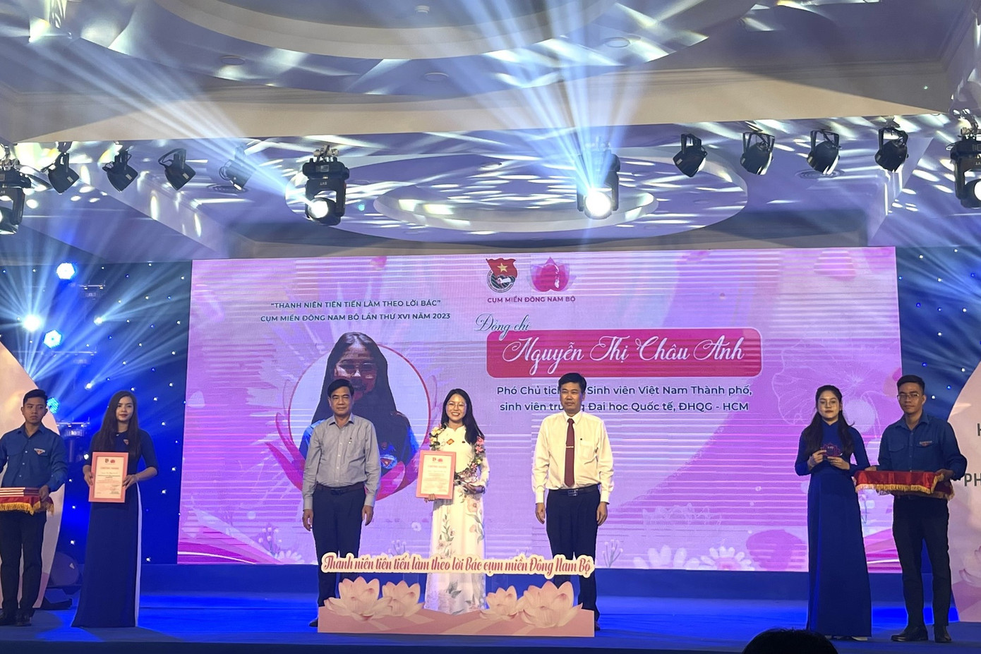 Ngoài vinh dự được kết nạp vào Đảng, Châu Anh mới đây còn nhận được danh hiệu “Thanh niên tiên tiến làm theo lời Bác cụm Đông Nam Bộ”, mới đây. (Ảnh: NVCC) Ngoài vinh dự được kết nạp vào Đảng, Châu Anh mới đây còn nhận được danh hiệu “Thanh niên tiên tiến làm theo lời Bác cụm Đông Nam Bộ”, mới đây. (Ảnh: NVCC)