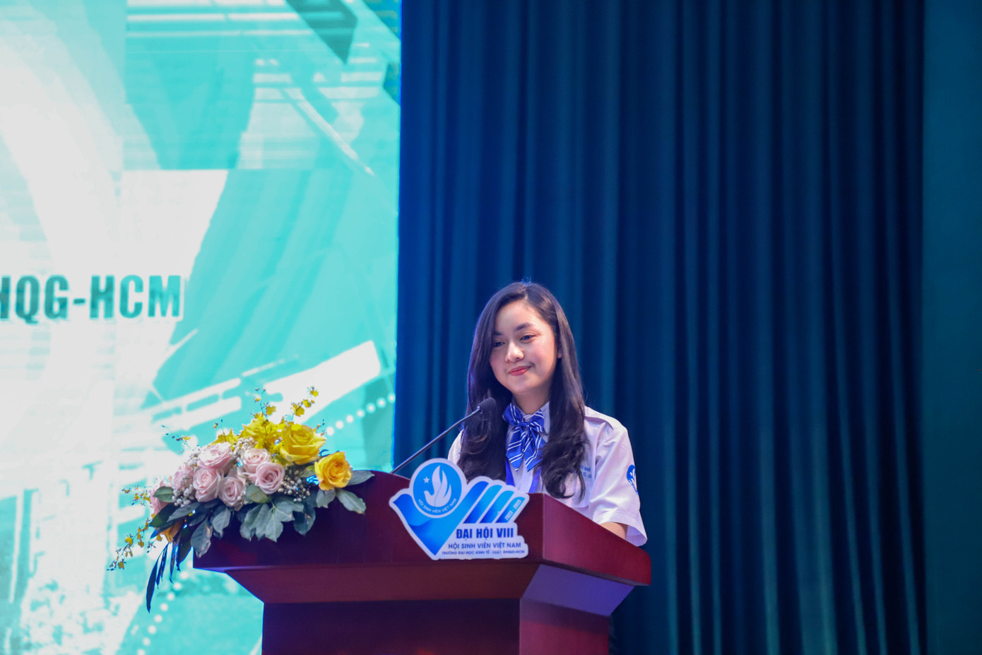 Chị Trần Thị Kiều Anh - tân Chủ tịch Hội Sinh viên trường ĐH Kinh tế - Luật (ĐHQG TP. HCM) khóa VIII phát biểu bày tỏ quyết tâm của sinh viên nhà trường trong chặng đường phía trước. Chị Trần Thị Kiều Anh - tân Chủ tịch Hội Sinh viên trường ĐH Kinh tế - Luật (ĐHQG TP. HCM) khóa VIII phát biểu bày tỏ quyết tâm của sinh viên nhà trường trong chặng đường phía trước.