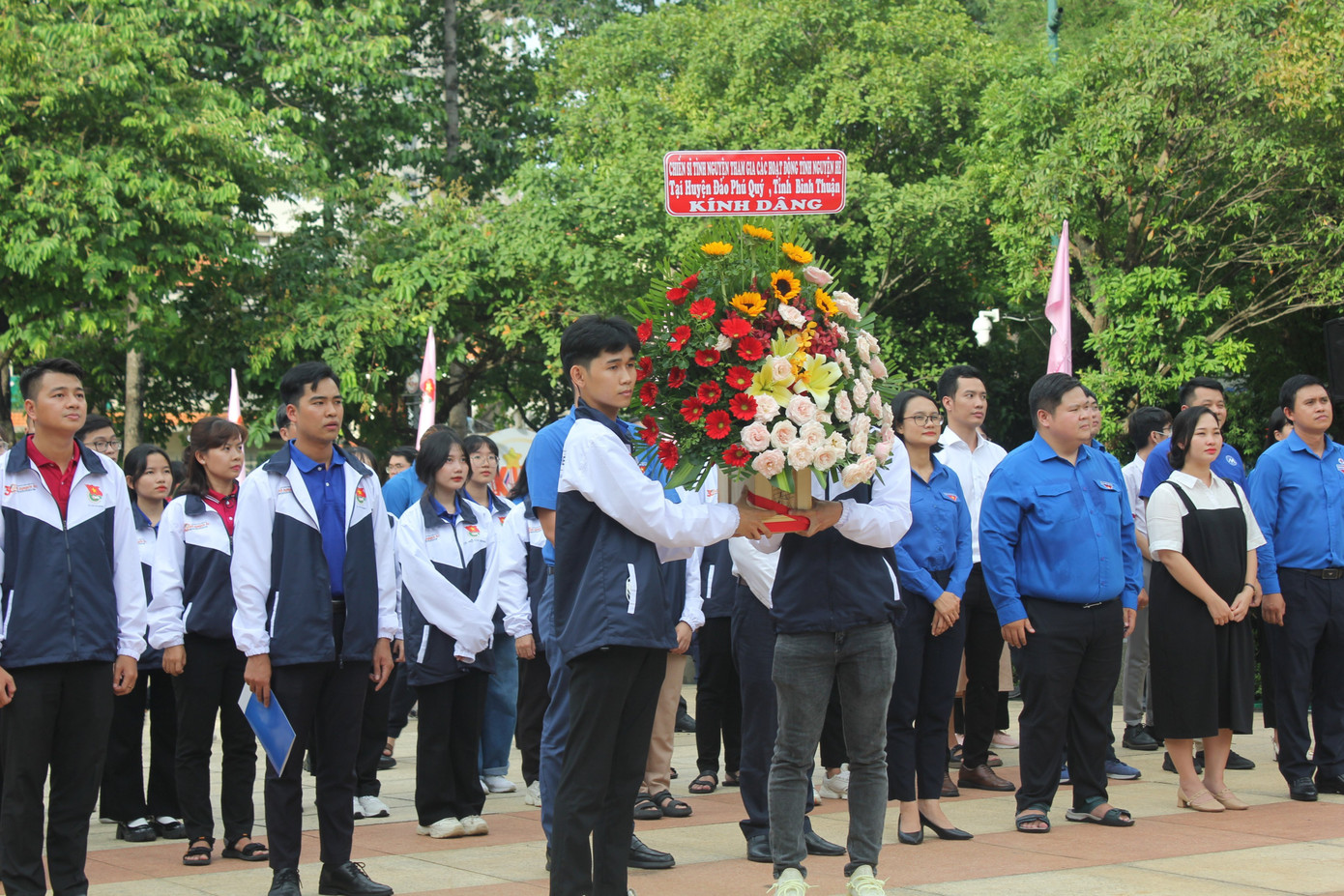 Đội thanh niên tình nguyện TPHCM dâng hương trước Tượng đài Bác (Nhà Thiếu nhi TPHCM). Đội thanh niên tình nguyện TPHCM dâng hương trước Tượng đài Bác (Nhà Thiếu nhi TPHCM).