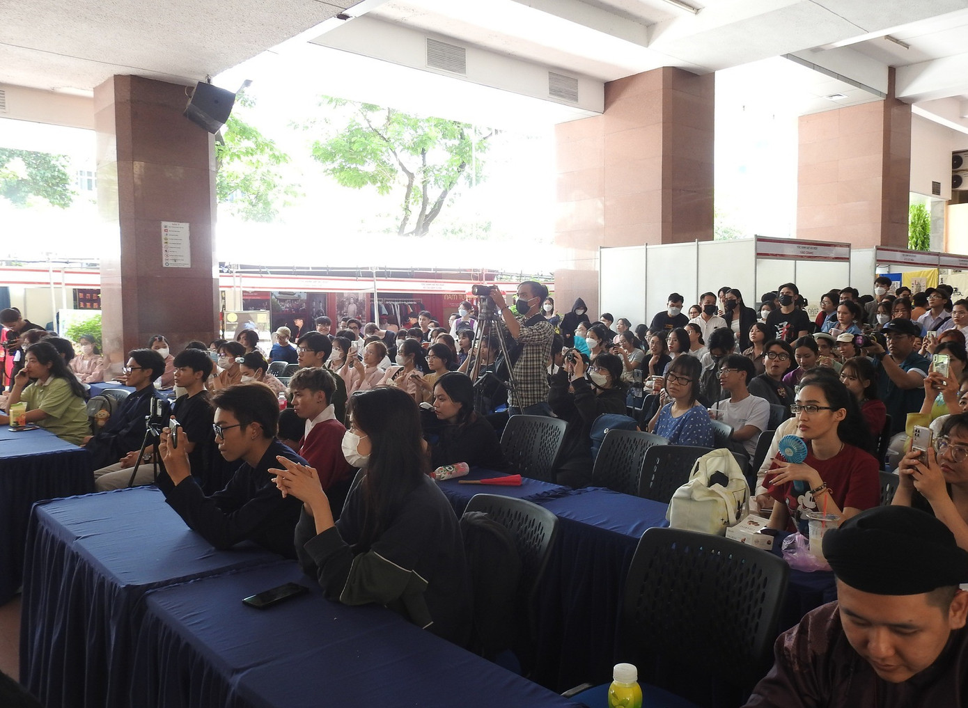 Chương trình thu hút rất đông các bạn trẻ tham dự. (Ảnh: Hoa Niên) Chương trình thu hút rất đông các bạn trẻ tham dự. (Ảnh: Hoa Niên)