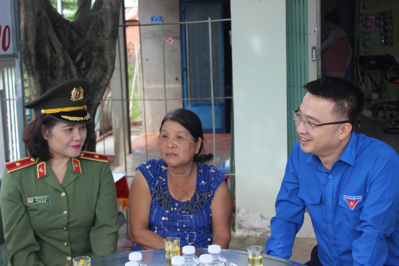 Đoàn công tác hỏi thăm gia đình Thượng sĩ Phạm Huy Khang.