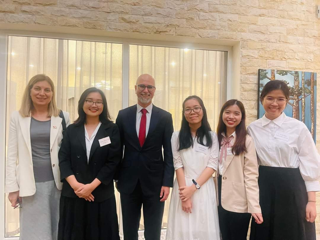 Các bạn sinh viên nhận học bổng chính phủ Canada.