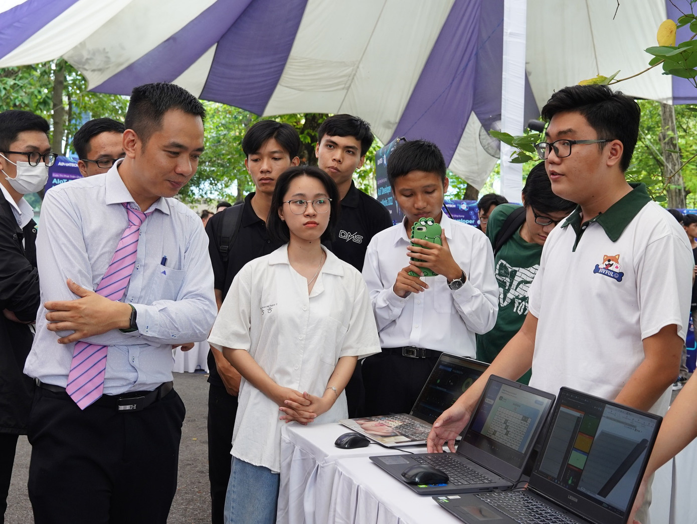 Một đội thi chia sẻ về dự án của mình với khách tham quan tại triển lãm vòng Chung kết cuộc thi. (Ảnh: ĐHBK) Một đội thi chia sẻ về dự án của mình với khách tham quan tại triển lãm vòng Chung kết cuộc thi. (Ảnh: ĐHBK)