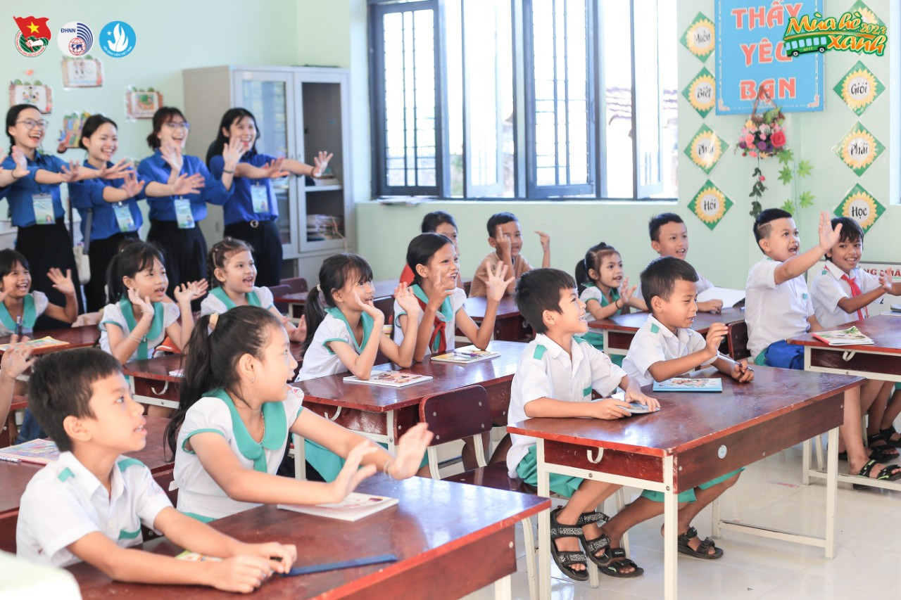 Không khí lớp học luôn được diễn ra sôi nổi và hào hứng. Không khí lớp học luôn được diễn ra sôi nổi và hào hứng.