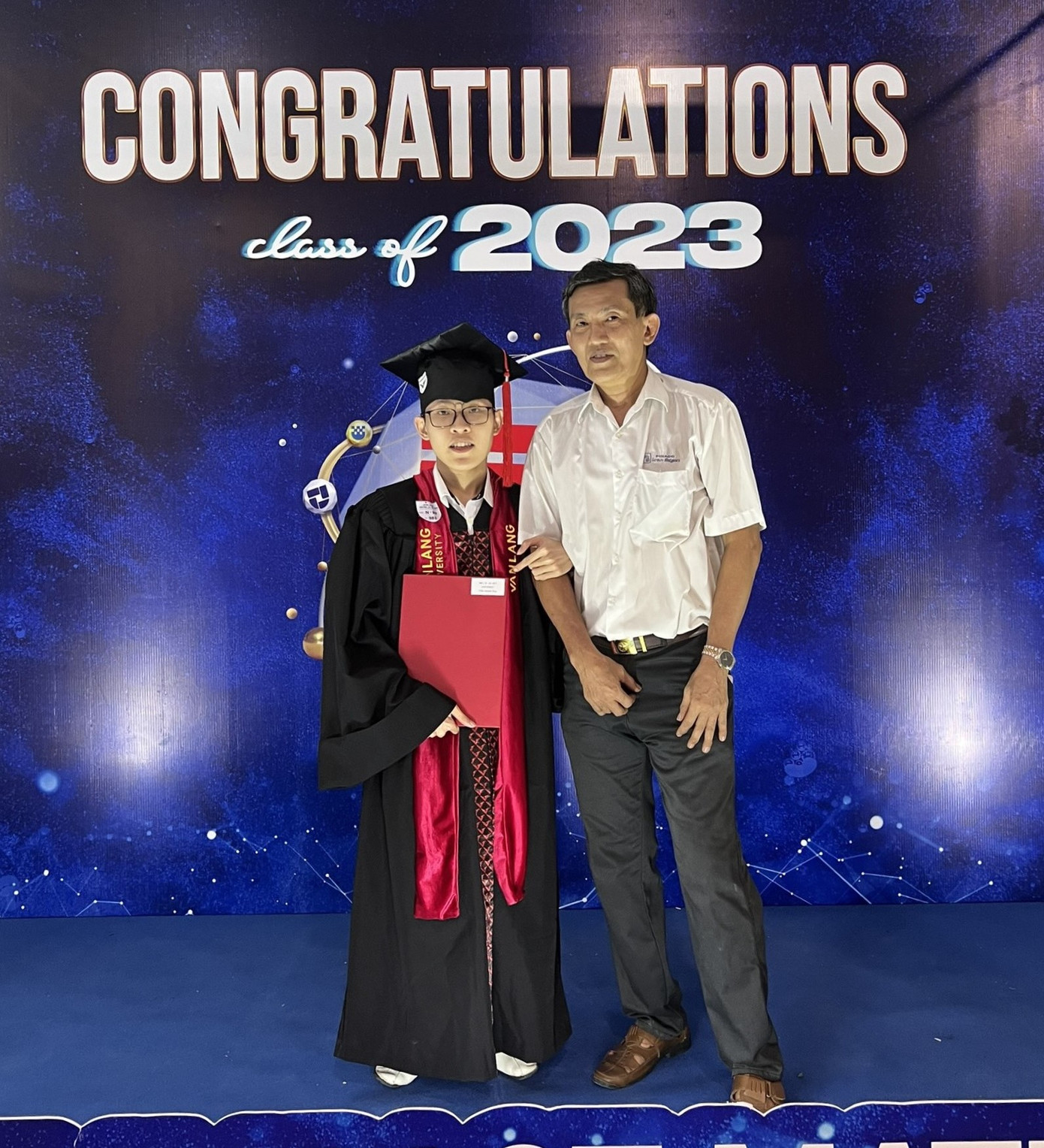 Khánh Duy và bố trong lễ tốt nghiệp. Khánh Duy và bố trong lễ tốt nghiệp.