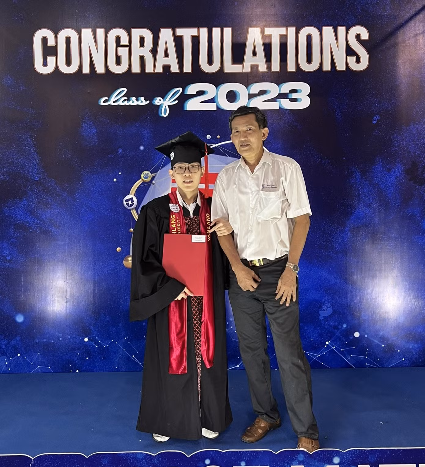 Khánh Duy và bố trong lễ tốt nghiệp.