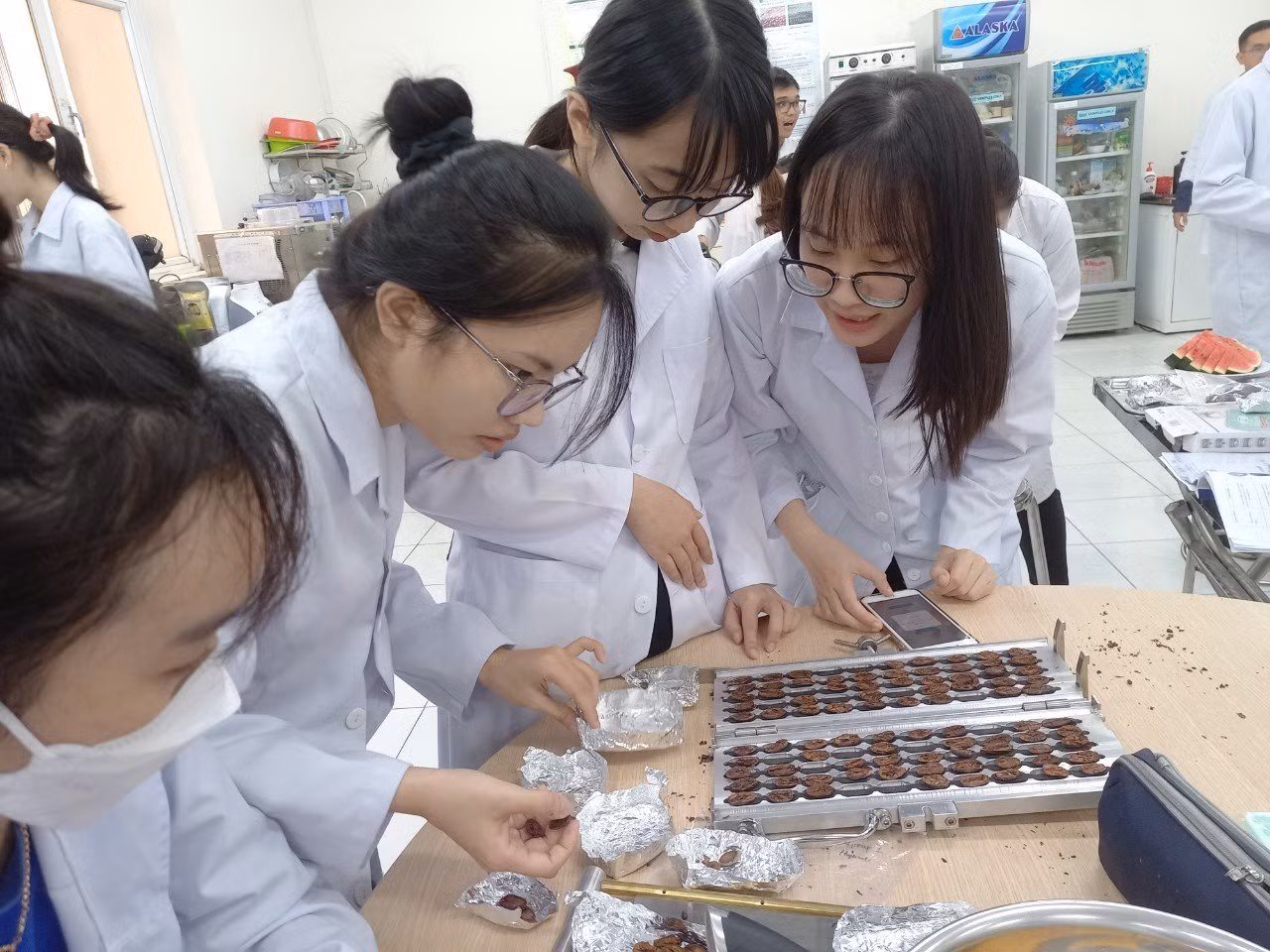 Thùy Linh (ngoài cùng bên phải) trong phòng thí nghiệm của trường. (Ảnh: NVCC)