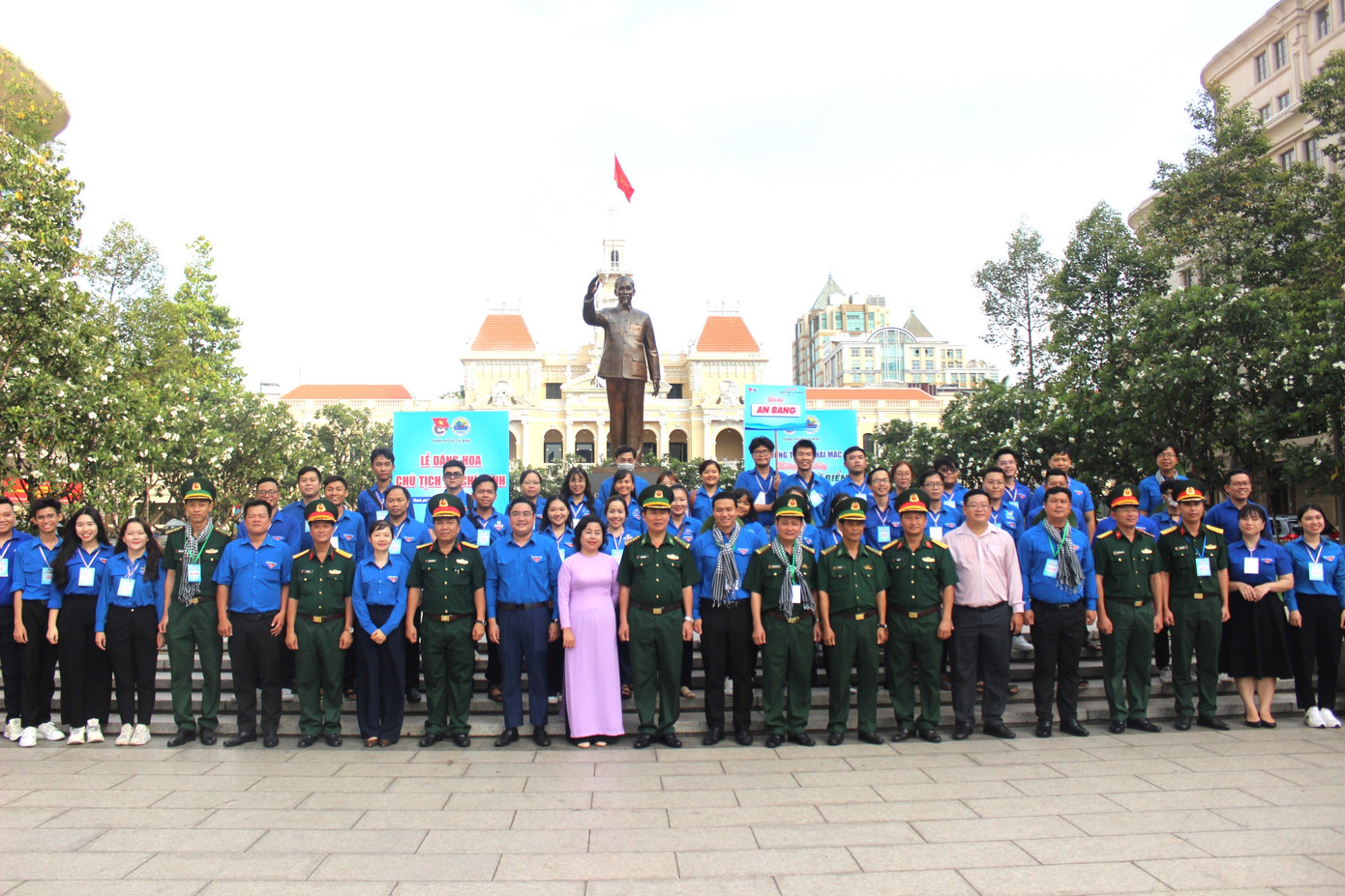 Các đại biểu cùng các trại sinh chụp hình tại tượng đài Bác.