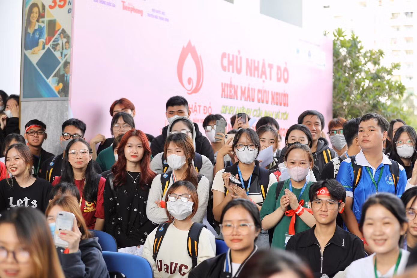 Sinh viên trường ĐH Văn Hiến được tiếp thêm năng lượng khi có sự xuất hiện của các ca sĩ, người đẹp tại chương trình. (Ảnh: Duy Anh) Sinh viên trường ĐH Văn Hiến được tiếp thêm năng lượng khi có sự xuất hiện của các ca sĩ, người đẹp tại chương trình. (Ảnh: Duy Anh)