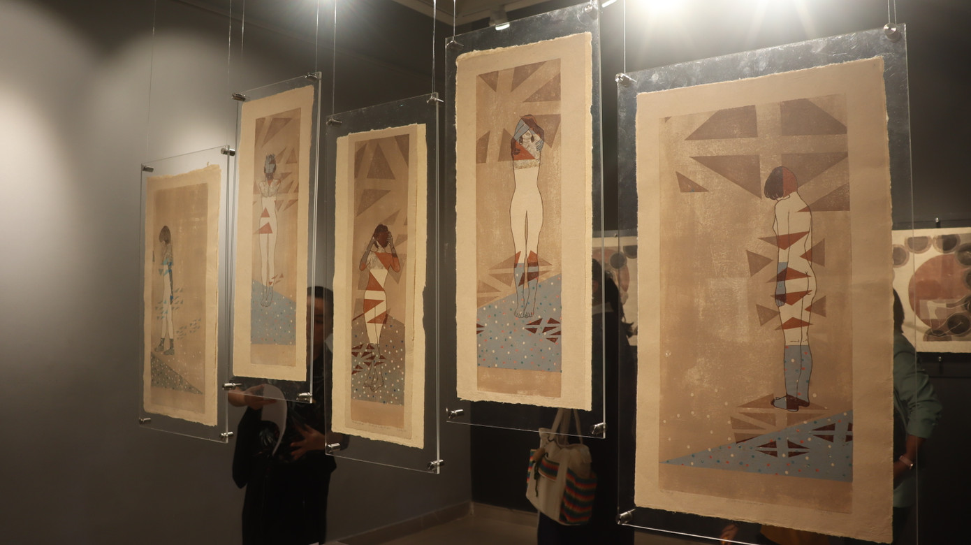 Tác phẩm khắc gỗ trên giấy dó Khi chúng ta là những phổ màu của nghệ sĩ Phươngg Phạm.