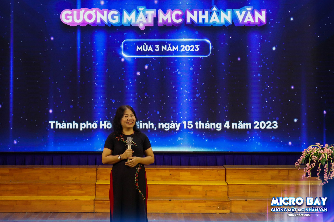 ThS Đoàn Hữu Hoàng Khuyên với những chia sẻ về chương trình trên sân khấu.(Ảnh: BTC)