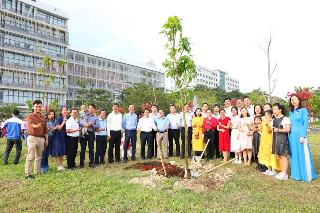 Sau buổi gặp mặt viên chức, nhà trường phát động lễ trồng cây đầu năm. Sau buổi gặp mặt viên chức, nhà trường phát động lễ trồng cây đầu năm.