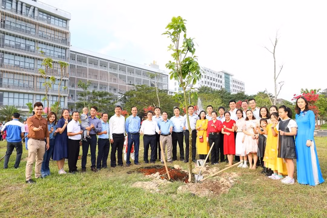 Sau buổi gặp mặt viên chức, nhà trường phát động lễ trồng cây đầu năm.