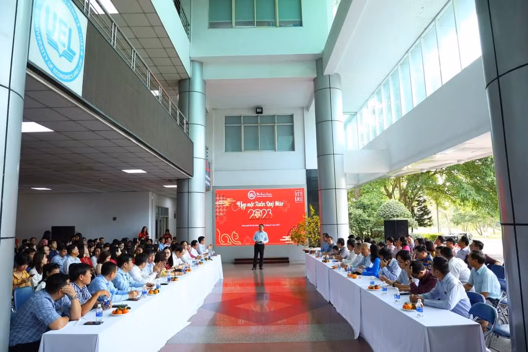 Trường ĐH Kinh tế - Luật (ĐHQG TP. HCM) tổ chức gặp mặt đầu năm cán bộ, giảng viên, công nhân viên nhà trường.