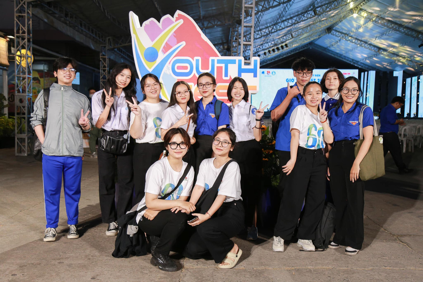 Các bạn trẻ với đồng phục hưởng ứng chiến dịch 'Giờ Trái đất' năm 2023. Các bạn trẻ với đồng phục hưởng ứng chiến dịch 'Giờ Trái đất' năm 2023.