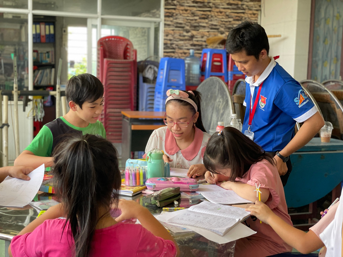 Dẫu còn nhiều khó khăn nhưng lớp học luôn tràn đầy tiếng cười. (Ảnh: NVCC) Dẫu còn nhiều khó khăn nhưng lớp học luôn tràn đầy tiếng cười. (Ảnh: NVCC)