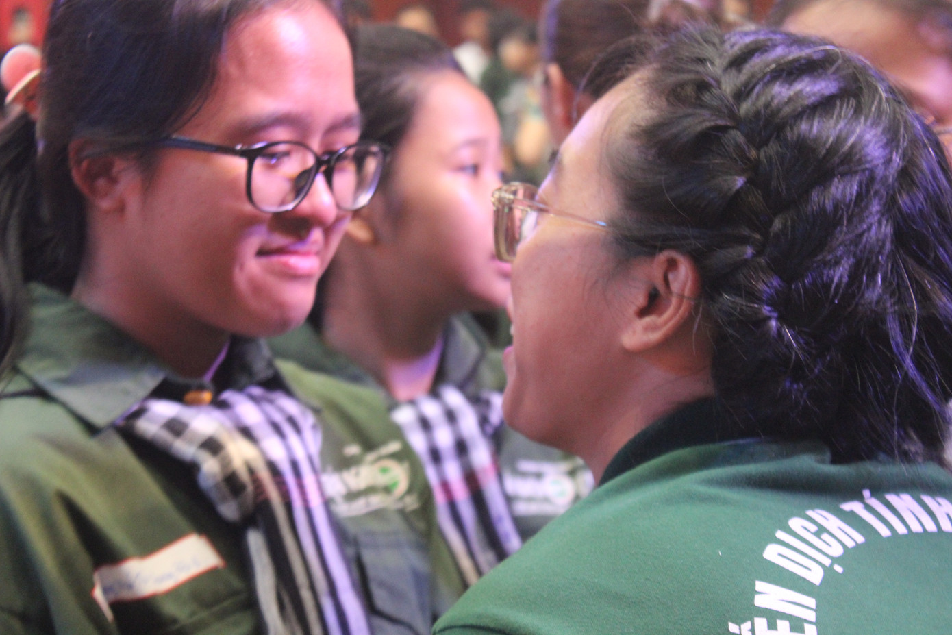 Giây phút chia tay lưu luyến giữa các &apos;chiến sĩ nhí&apos; và các thầy cô.