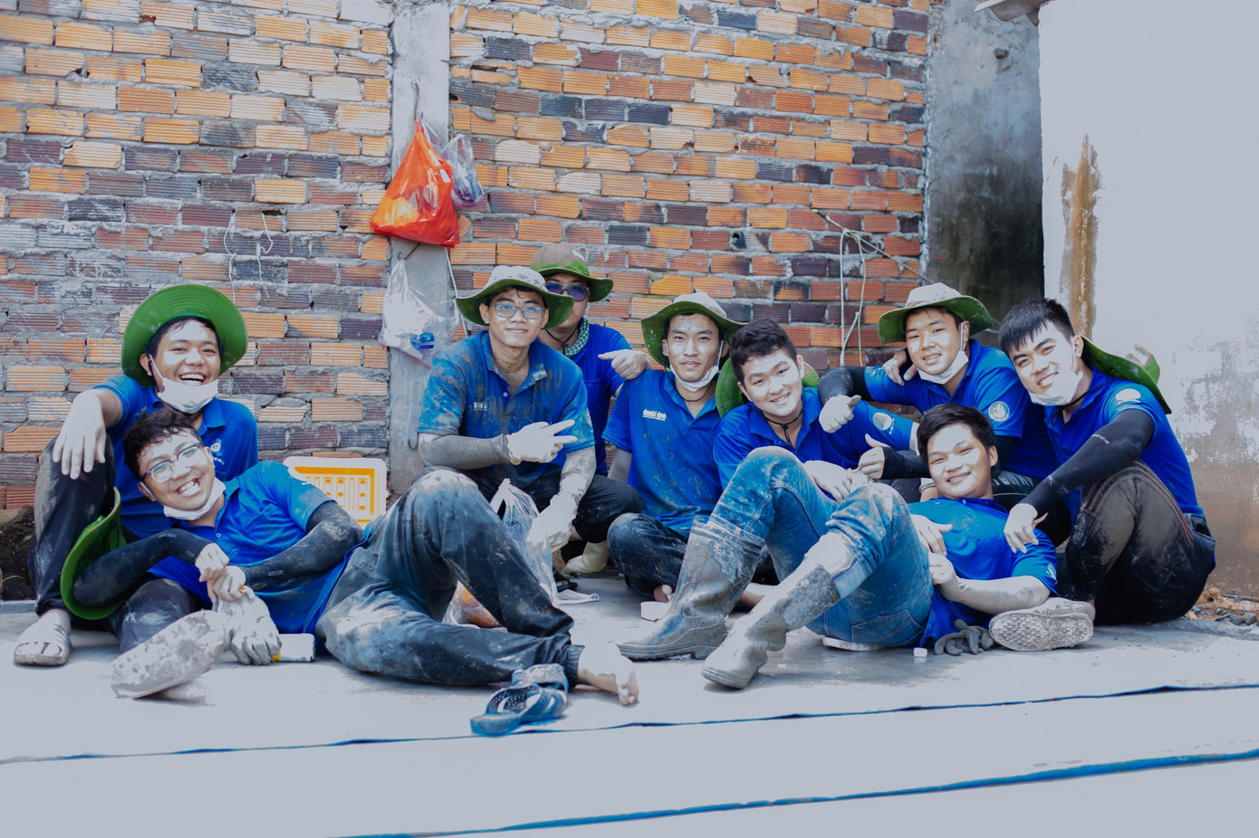 Sinh viên tình nguyện trường ĐH Bách khoa (ĐHQG TP. HCM) làm sân chơi thiếu nhi tại xã đảo Thạnh An (huyện Cần Giờ, TP. HCM). Sinh viên tình nguyện trường ĐH Bách khoa (ĐHQG TP. HCM) làm sân chơi thiếu nhi tại xã đảo Thạnh An (huyện Cần Giờ, TP. HCM).