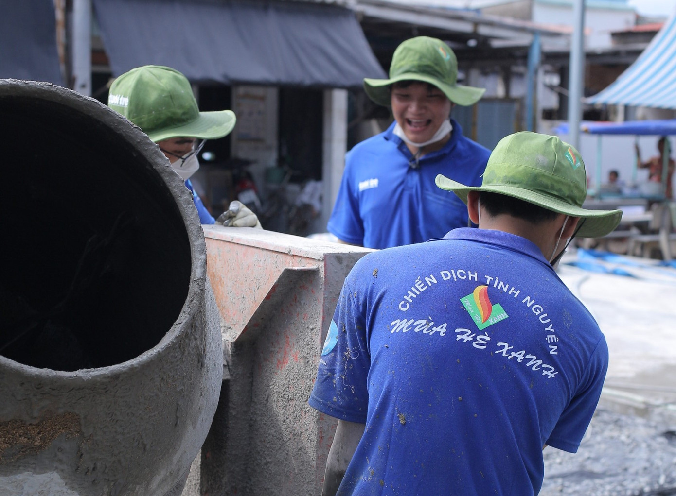 Tinh thần hăng say làm việc để hoàn thành công trình đúng tiến độ của các bạn sinh viên tình nguyện trường ĐH Bách khoa. Tinh thần hăng say làm việc để hoàn thành công trình đúng tiến độ của các bạn sinh viên tình nguyện trường ĐH Bách khoa.