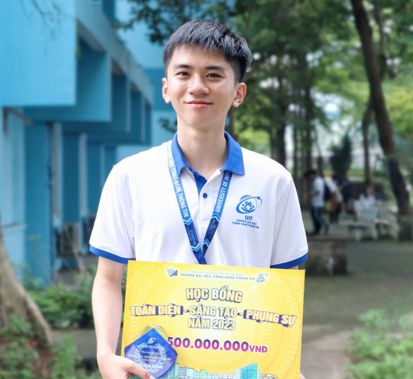 Nam sinh viên năm thứ nhất là chủ nhân của học bổng 500 triệu đồng do UIT trao tặng. Nam sinh viên năm thứ nhất là chủ nhân của học bổng 500 triệu đồng do UIT trao tặng.