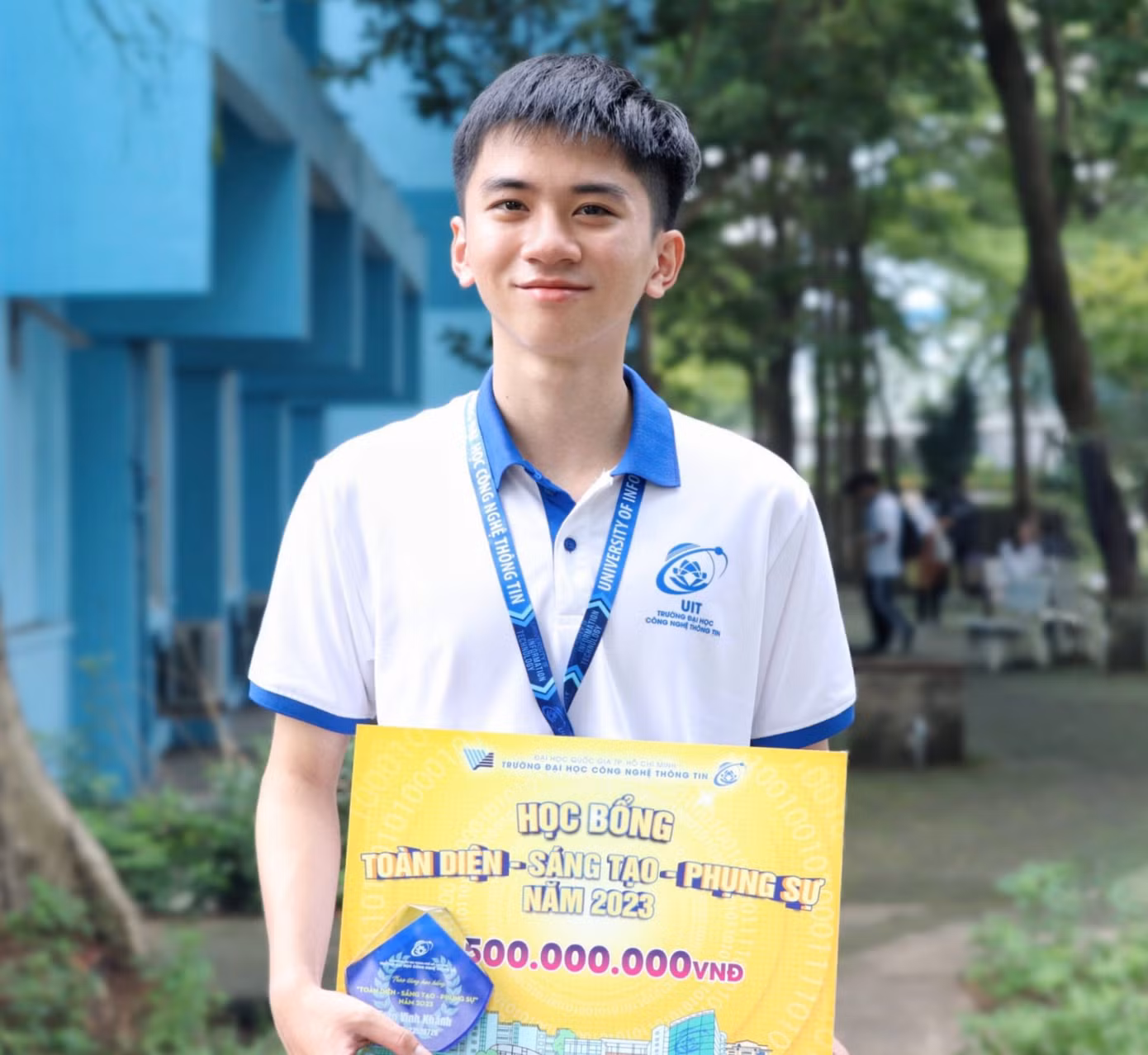 Nam sinh viên năm thứ nhất là chủ nhân của học bổng 500 triệu đồng do UIT trao tặng.