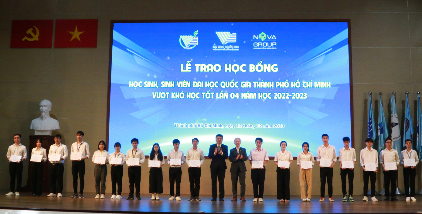 200 bạn sinh viên các trường khối ĐHQG TP. HCM đã nhận học bổng trong dịp này. (Ảnh: ĐHQG TP. HCM) 200 bạn sinh viên các trường khối ĐHQG TP. HCM đã nhận học bổng trong dịp này. (Ảnh: ĐHQG TP. HCM)