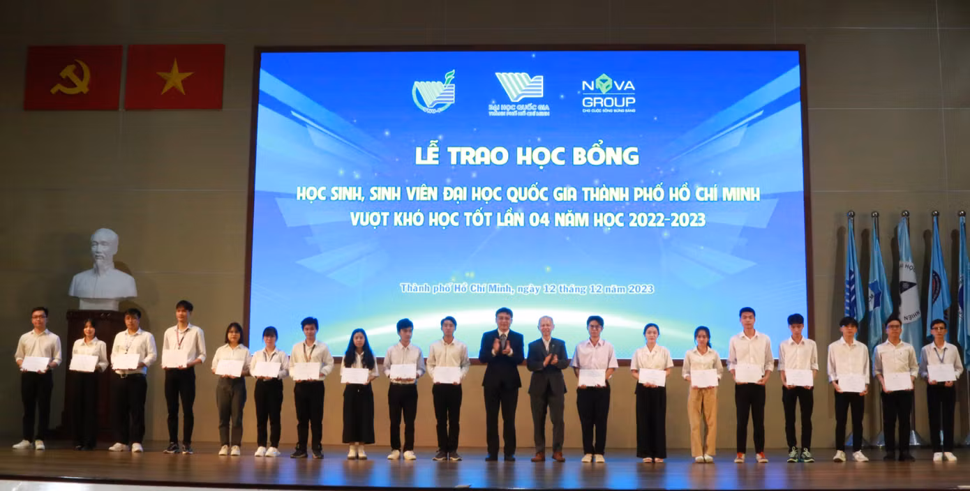 200 bạn sinh viên các trường khối ĐHQG TP. HCM đã nhận học bổng trong dịp này. (Ảnh: ĐHQG TP. HCM)
